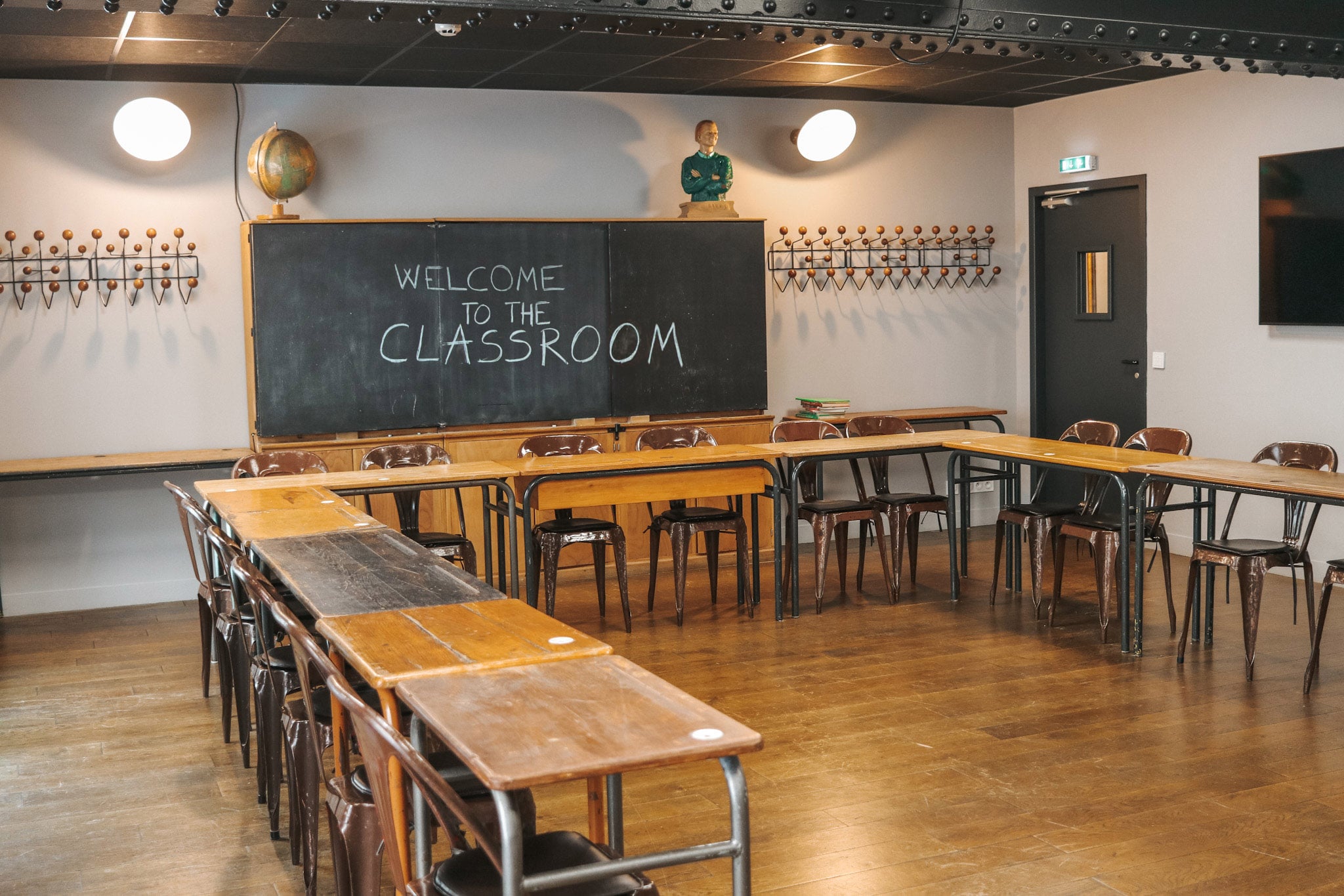 La salle de classe est une salle de réunion atypique qui vous fera retomber en enfance et plus particulièrement à l'école !