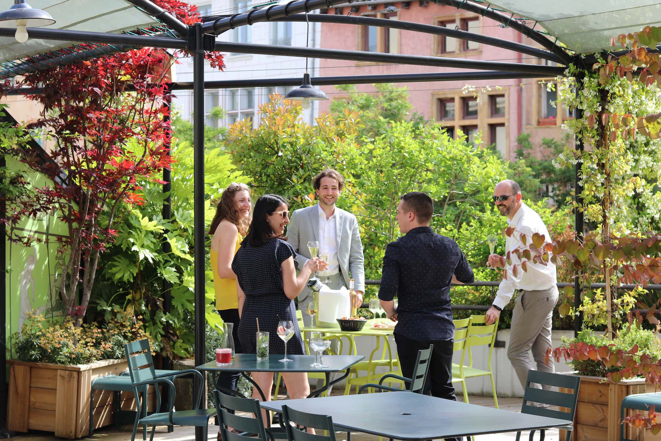 La terrasse du collège hotel est spécieuse. Elle est parfaite pour prendre un verre et profiter du soleil avec votre équipe !