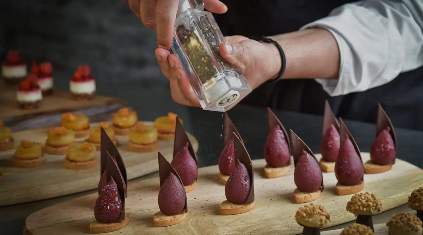 Dressage de mignardises par le traiteur Magner à Lyon