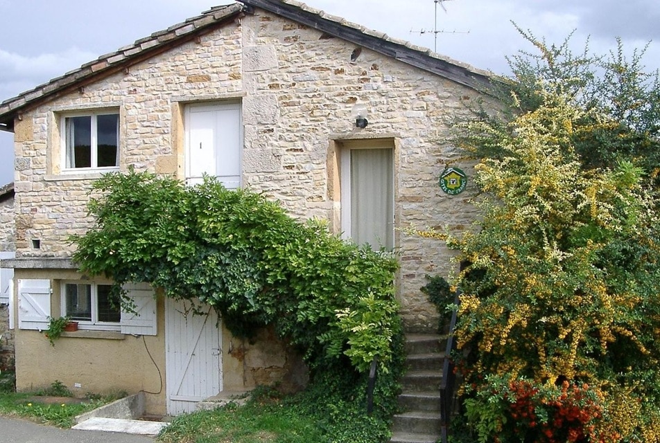 Bâtisse en pierre du Domaine Albert avec escalier extérieur et végétation