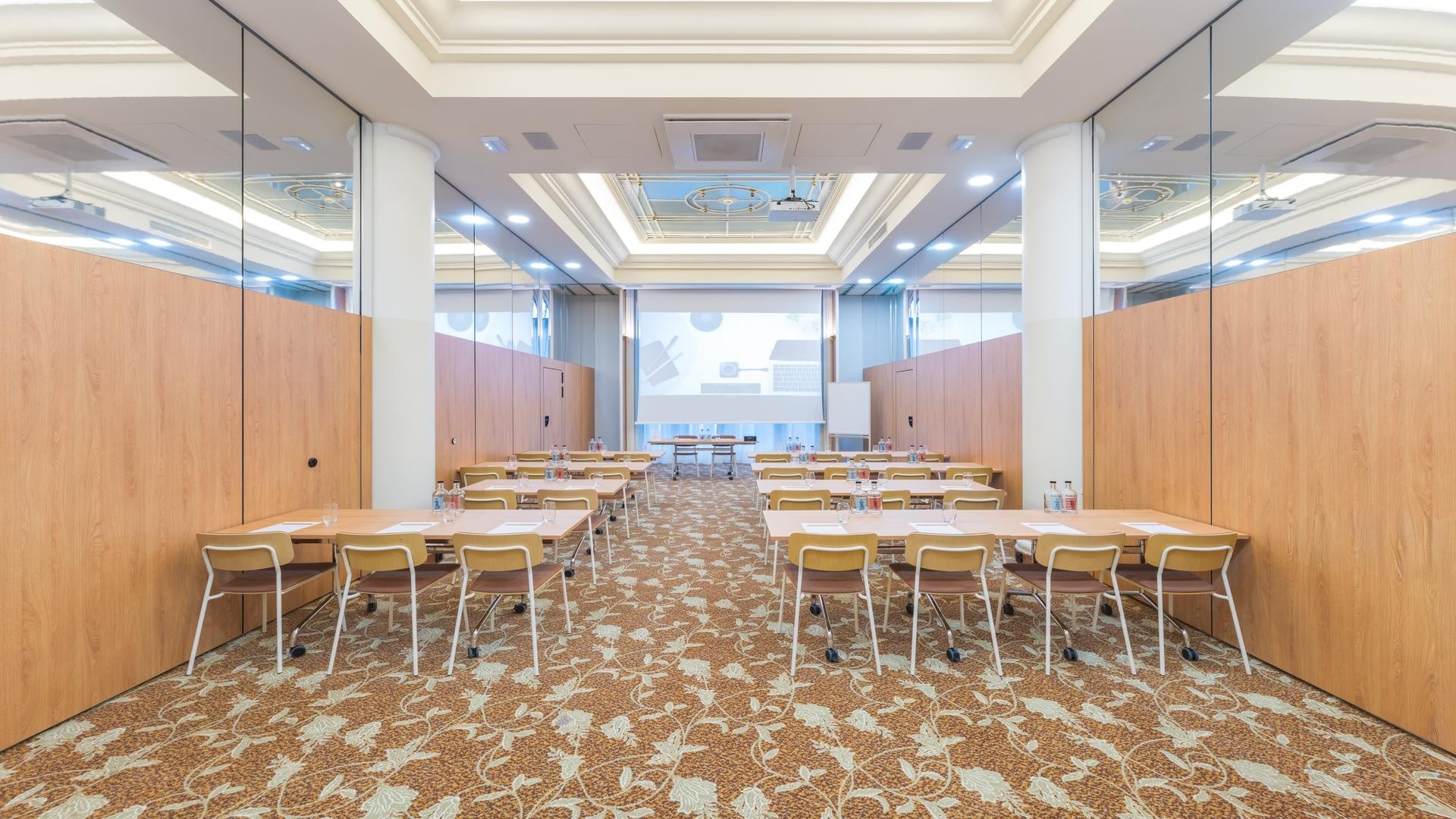 Salle de séminaire du Mercure Lyon Perrache pour une réunion d’entreprise.