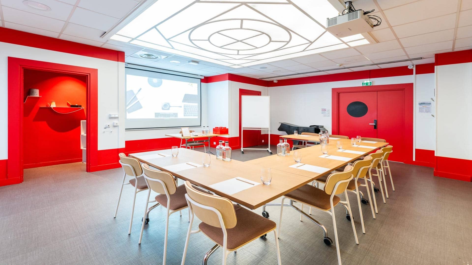 Salle de réunion du Mercure Lyon Perrache aménagée pour un séminaire