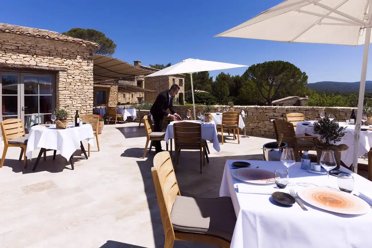 Terrasse ensoleillée du Mas des Herbes Blanches