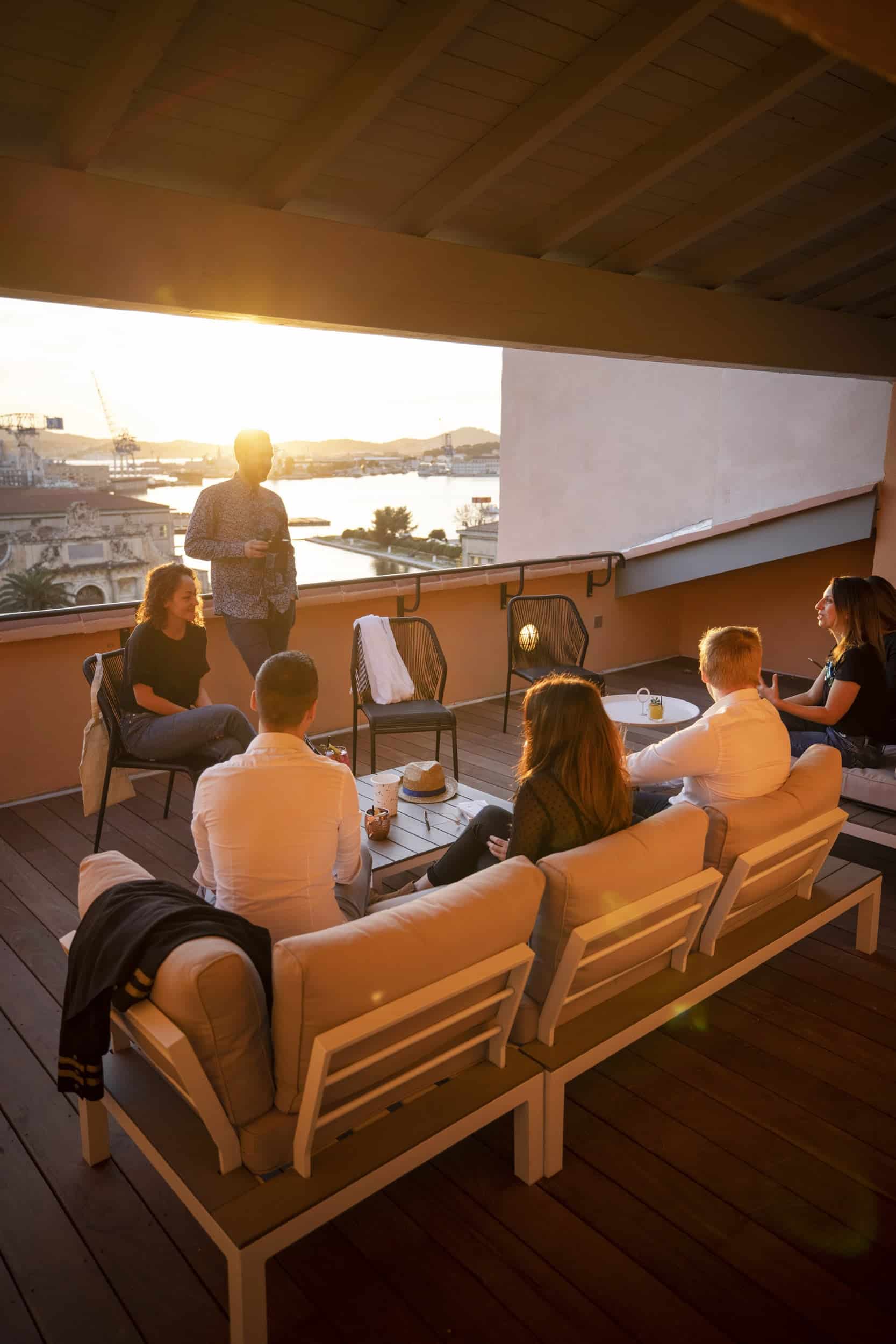 Lors de vos événements d'entreprise profitez d'un moment de détente au soleil avec vos collaborateurs dans l'espace solarium de l'eautel toulon port