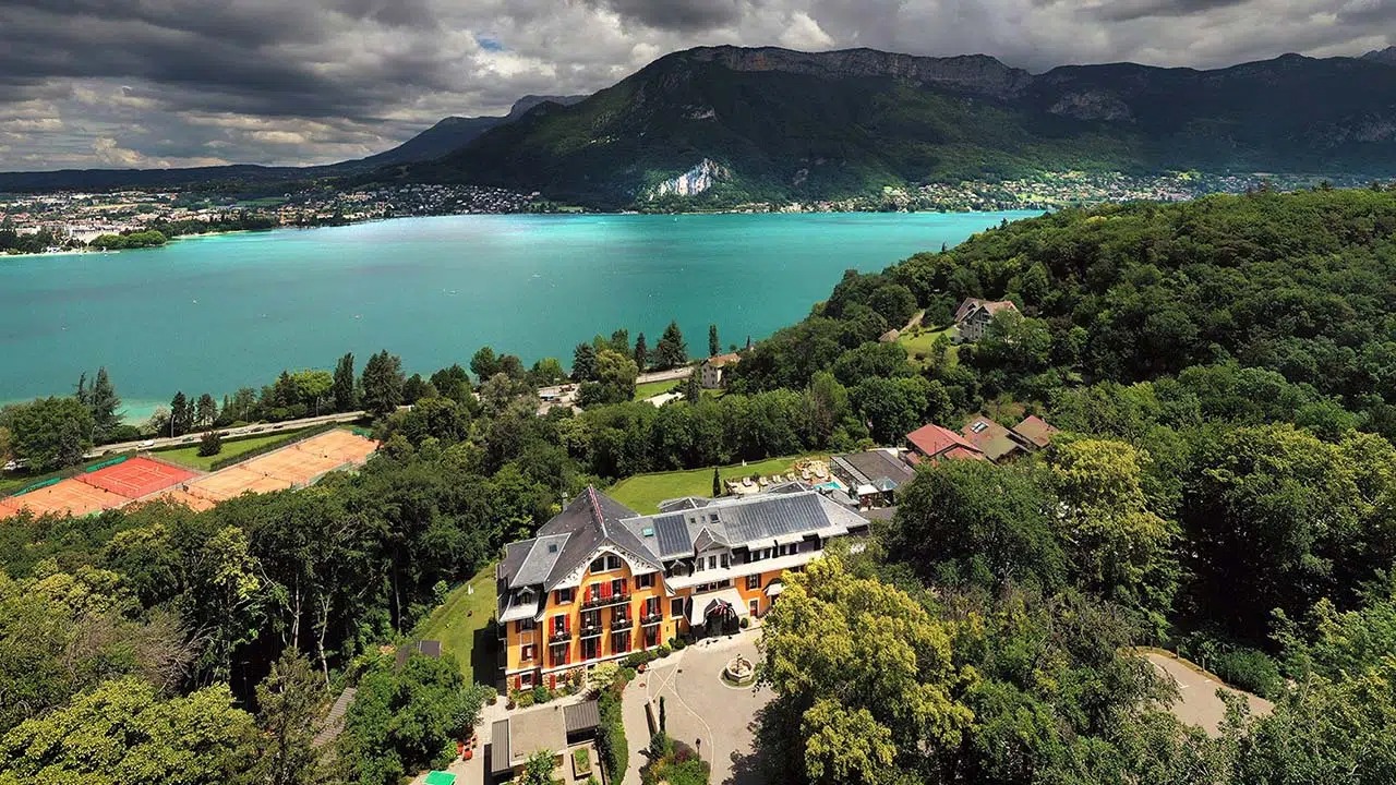 Alors pour des séminaires au vert, entre montagnes & lacs, n’hésitez pas à venir découvrir Les Trésoms, le petit joyau du lac d’Annecy où il fait bon vivre !