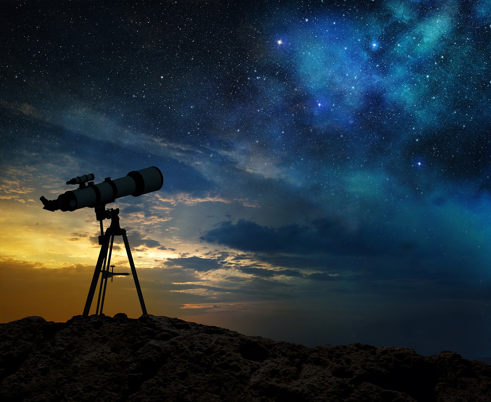 Télescope orienté vers un ciel étoilé au crépuscule