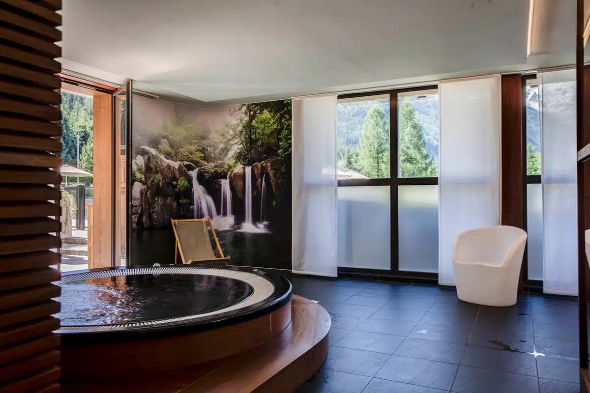Spa avec jacuzzi et vue panoramique à l’Excelsior Chamonix