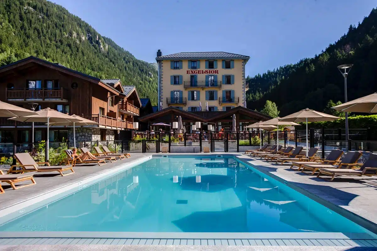 Piscine extérieure avec vue montagne à l’Excelsior Chamonix
