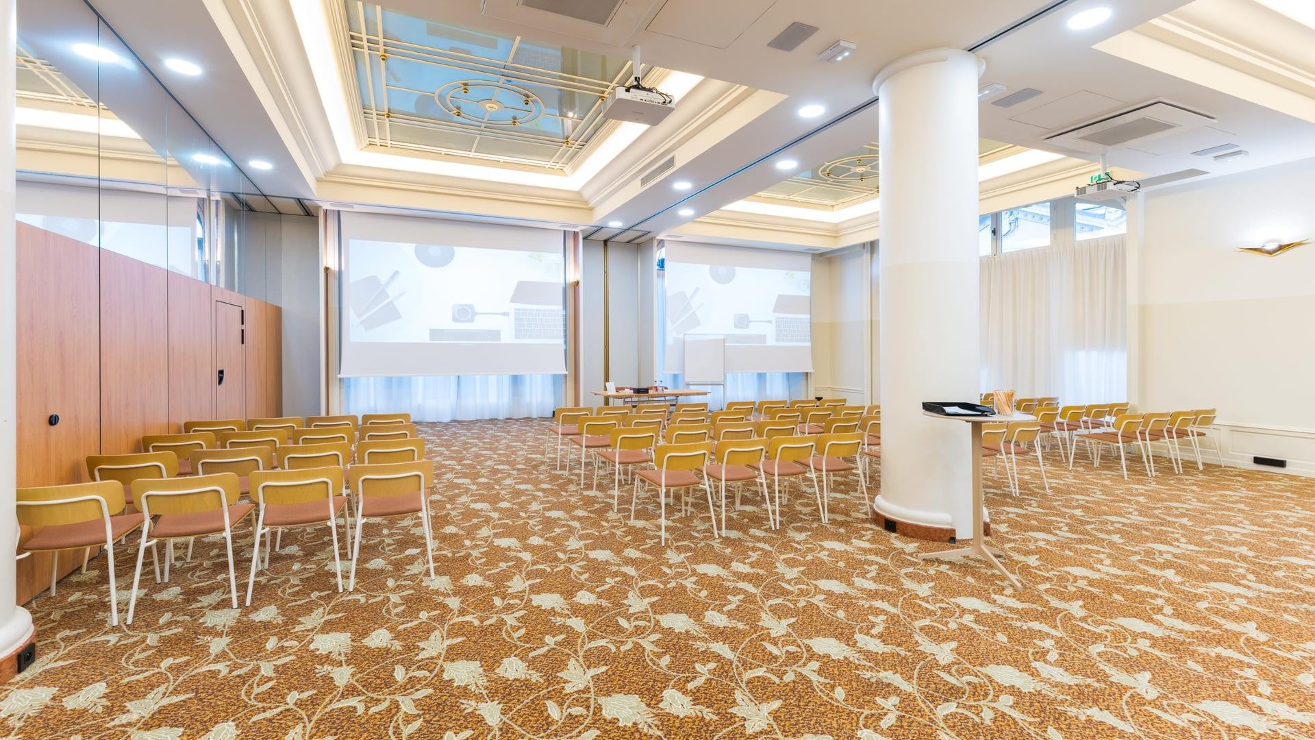 Salle de séminaire en configuration théâtre au Mercure Lyon Perrache