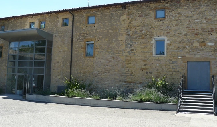 Façade en pierre du Domaine des Communes à Charnay