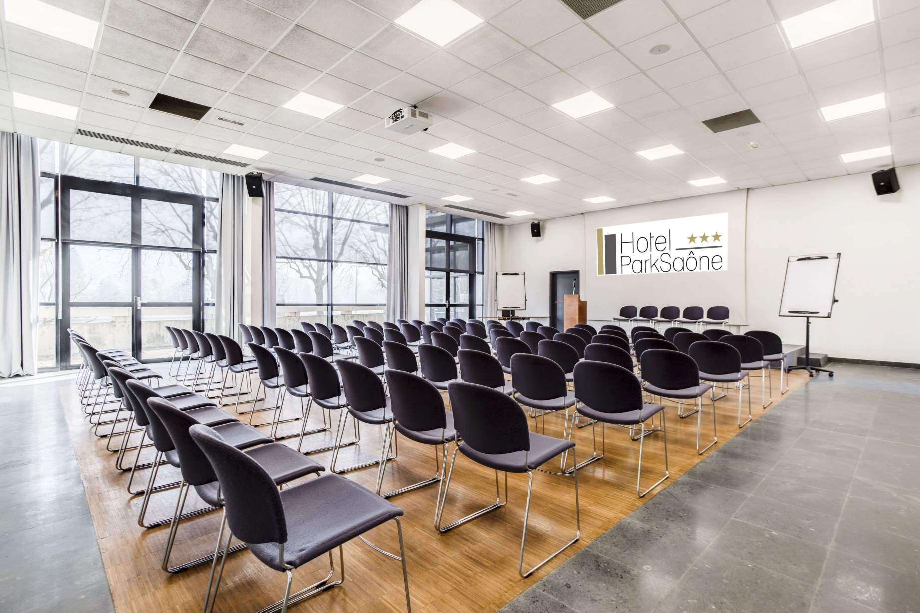 Salle de conférence lumineuse à l’Hôtel ParkSaône à Lyon