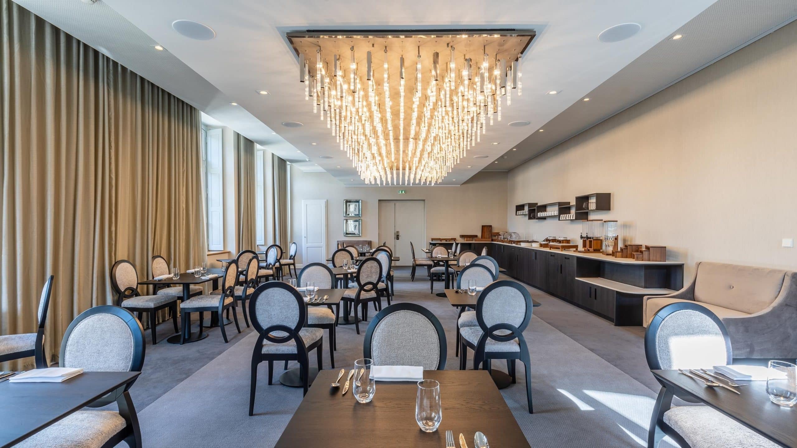 Salle de restaurant à l’Hôtel Golden Tulip Aix-les-Bains
