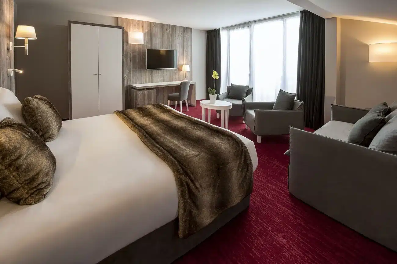 Chambre spacieuse avec canapé à l'Hôtel Pic Blanc