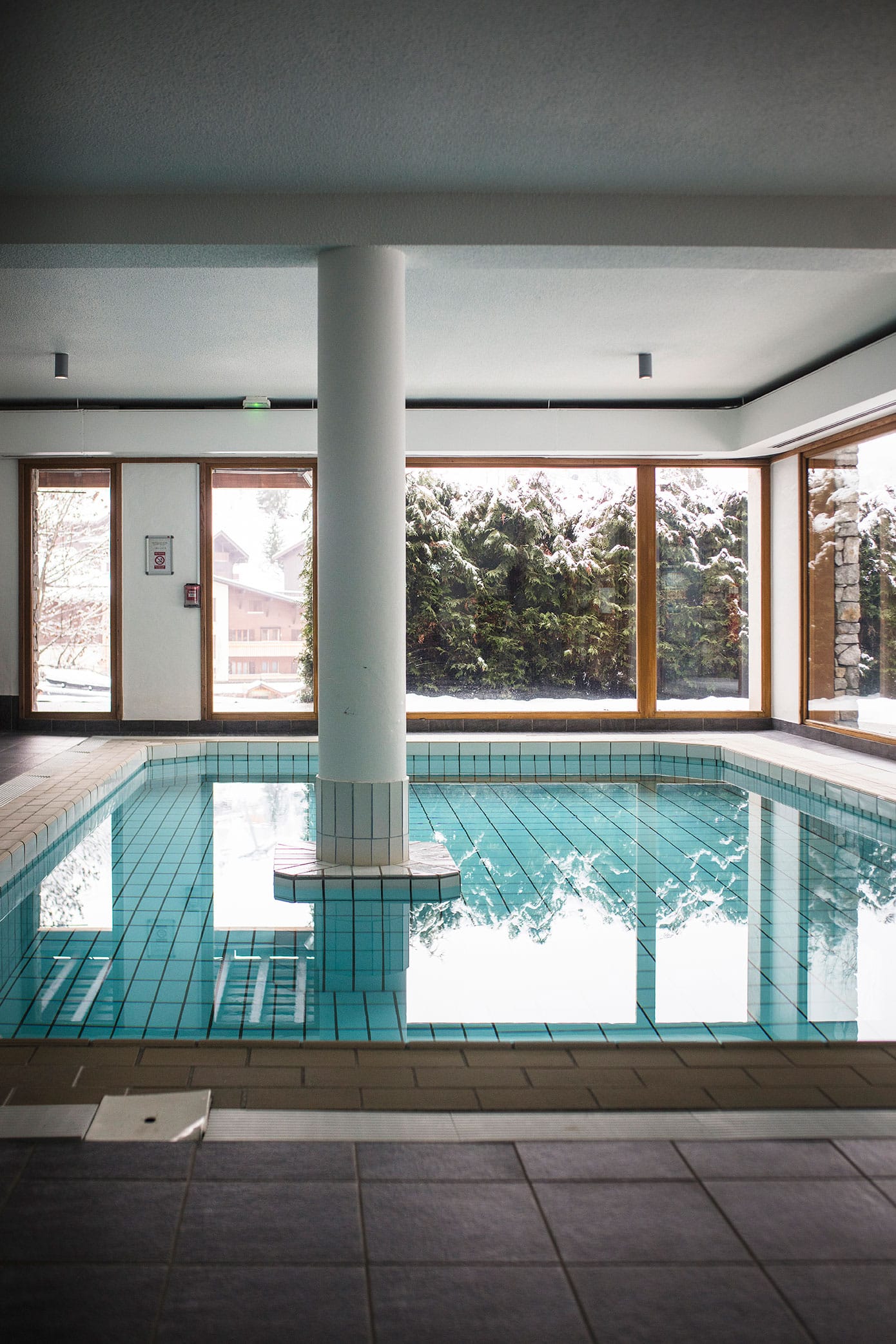 Piscine intérieure de l’hôtel Alpen Roc avec vue sur les paysages enneigés