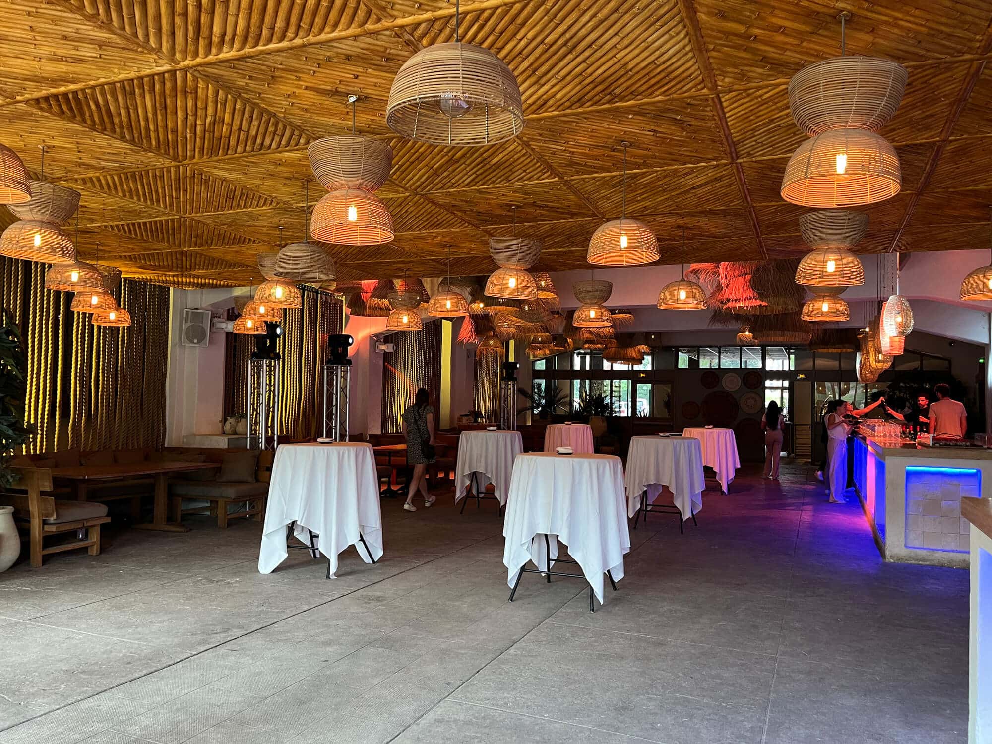 Ambiance lumineuse installée par ABLE events pour une soirée professionnelle au Selcius à Lyon