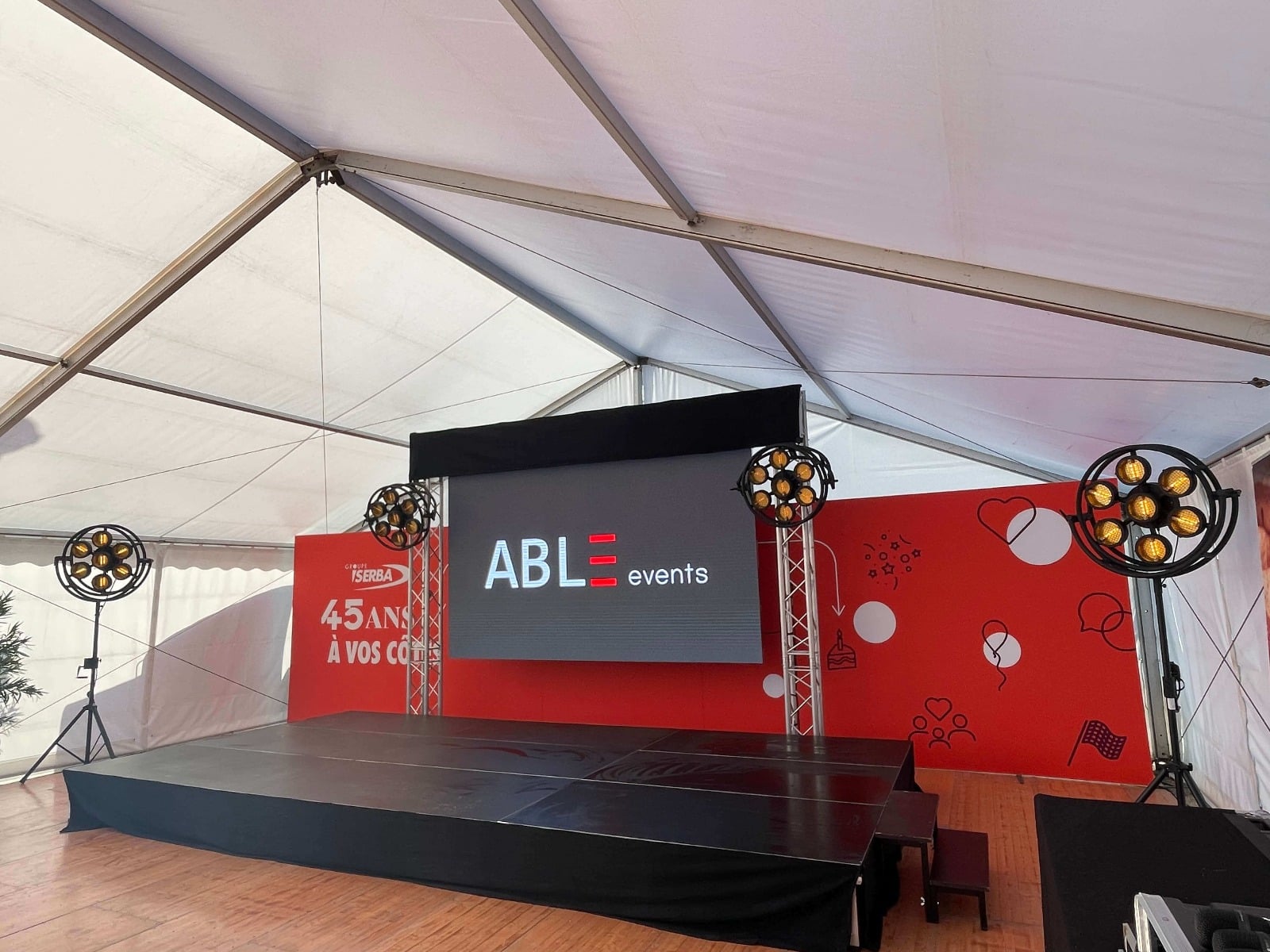 Scène équipée d’un écran LED et projecteurs par ABLE events pour un événement d’entreprise