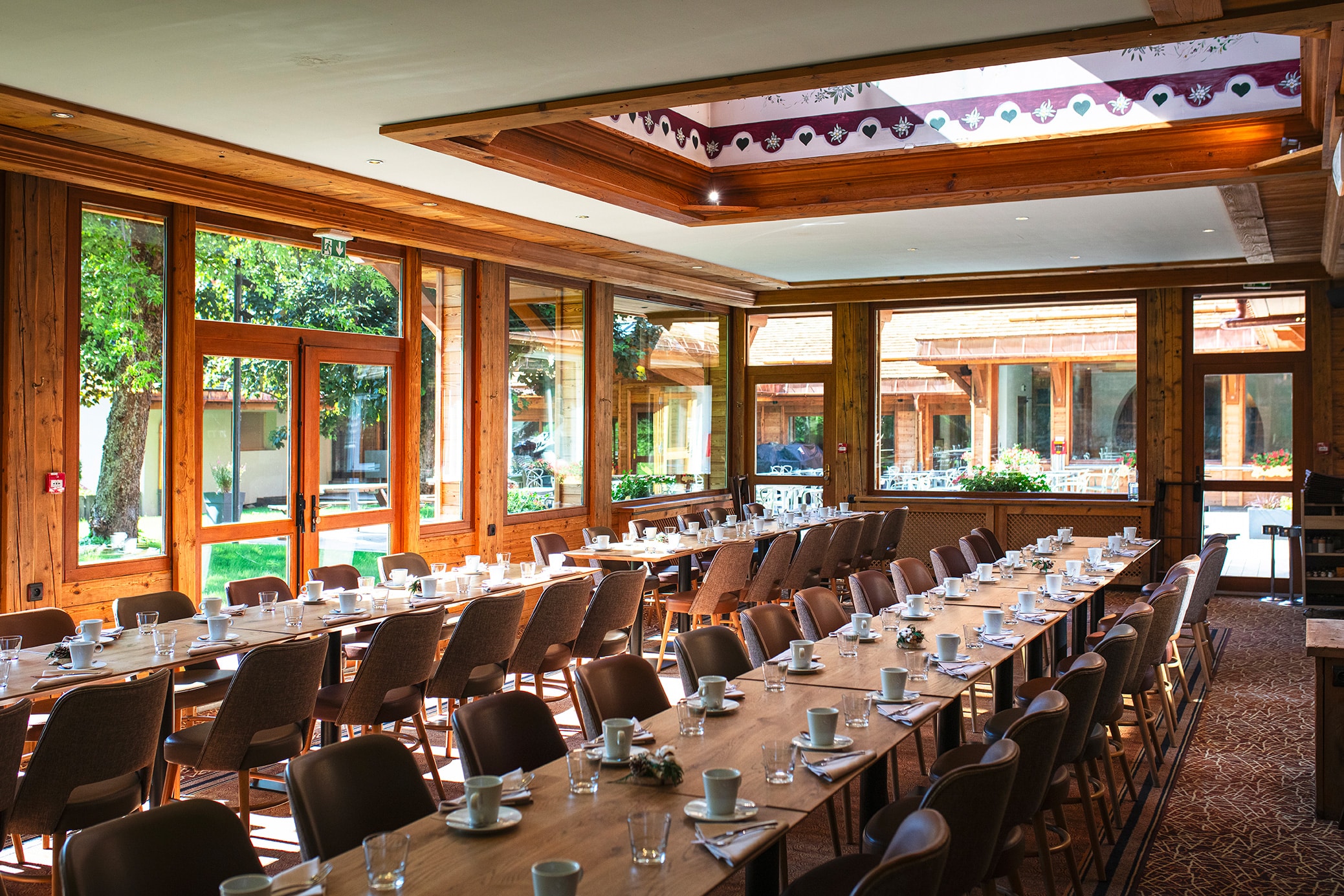 Un espace de restauration lumineux et chaleureux
