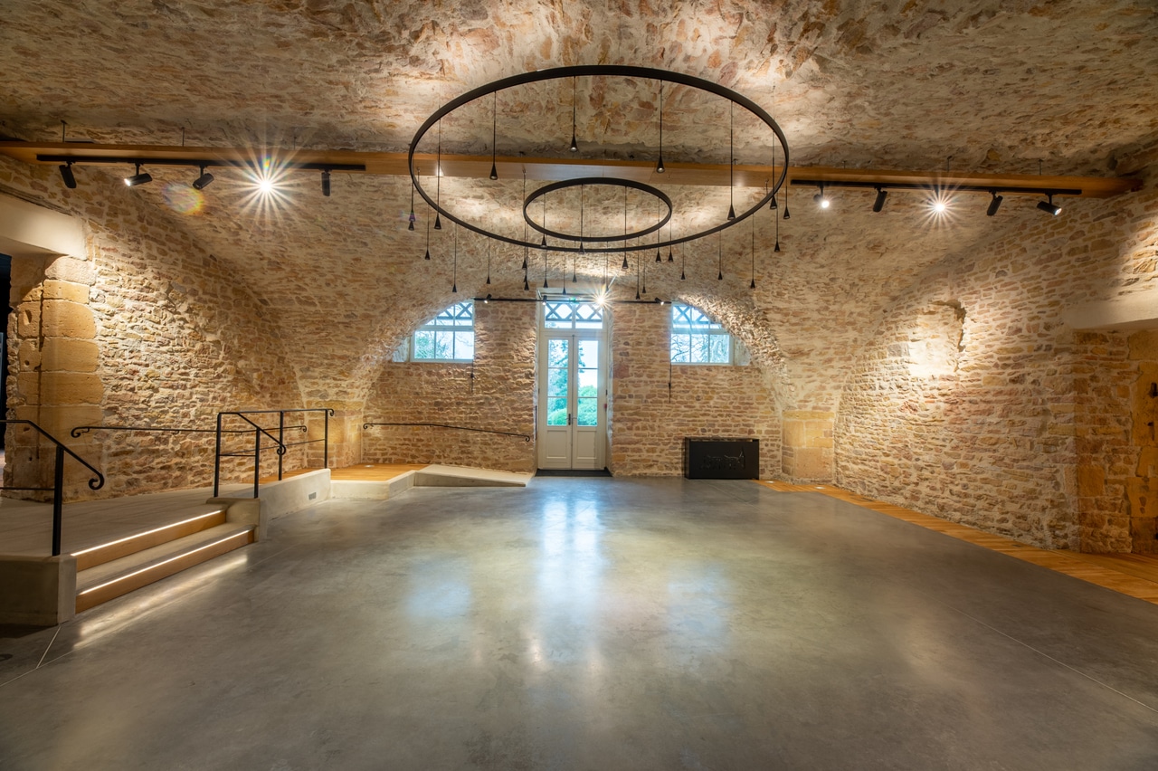 Salle voûtée avec lustre contemporain – Château de Champ-Renard