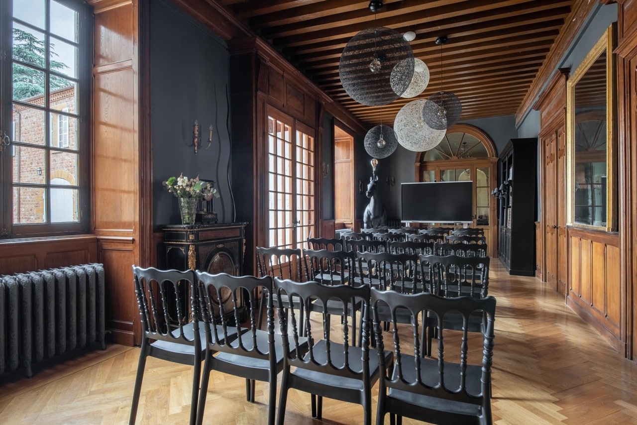 Salle historique avec cheminée – Château de Champ-Renard