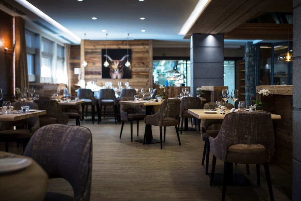 Salle du restaurant Le Coeur à La Clusaz à l’ambiance chic et chaleureuse