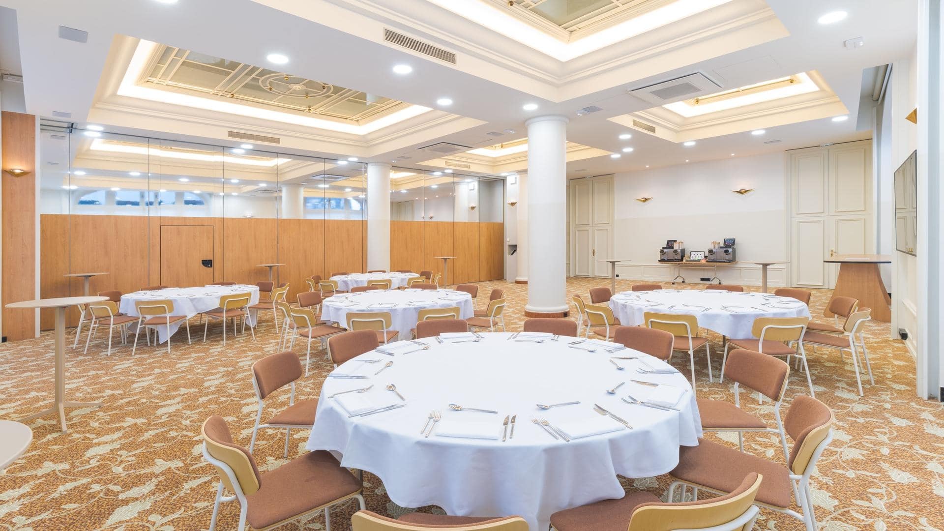 Salle de réception du Mercure Lyon Perrache avec tables rondes