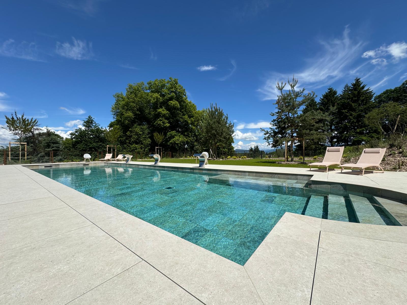 Piscine extérieure de l’Hôtel & Spa Golden Tulip Aix-les-Bains