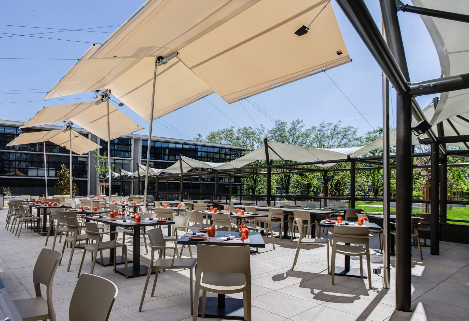 Terrasse du restaurant de l’Hôtel ParkSaône avec mobilier moderne