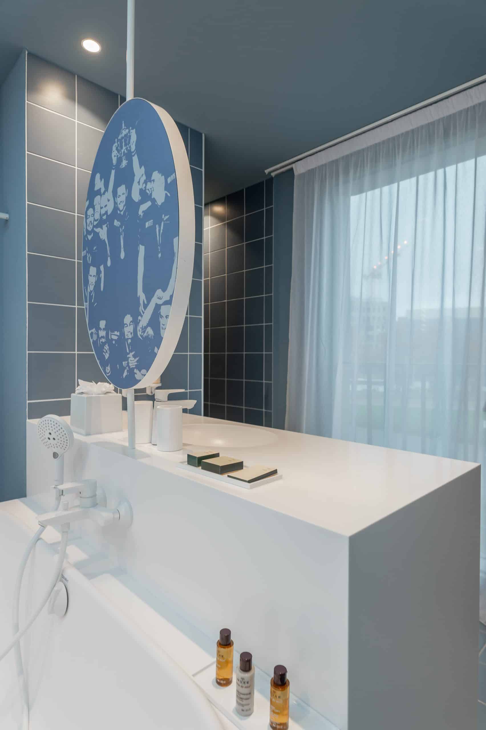 Les chambres du ruck hotel dispose de superbes salles de bain dans des chambres modenrdes et design
