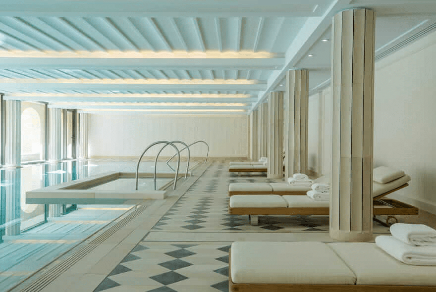 Piscine intérieure et espace détente de la Villa Maïa à Lyon