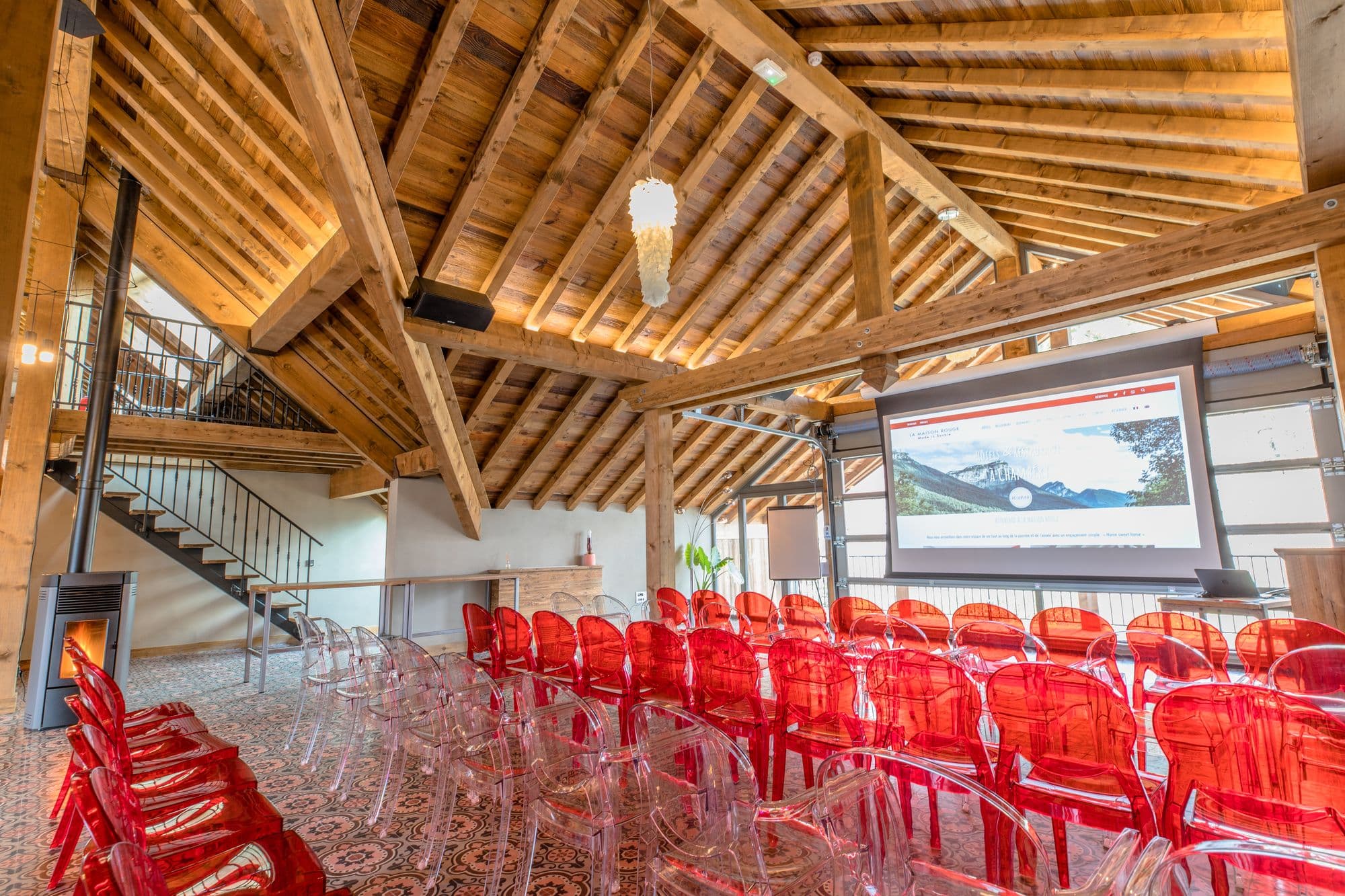 La Maison Rouge est doté de neufs salles de réunion modulables et équipée pour vos en entreprise en Savoie