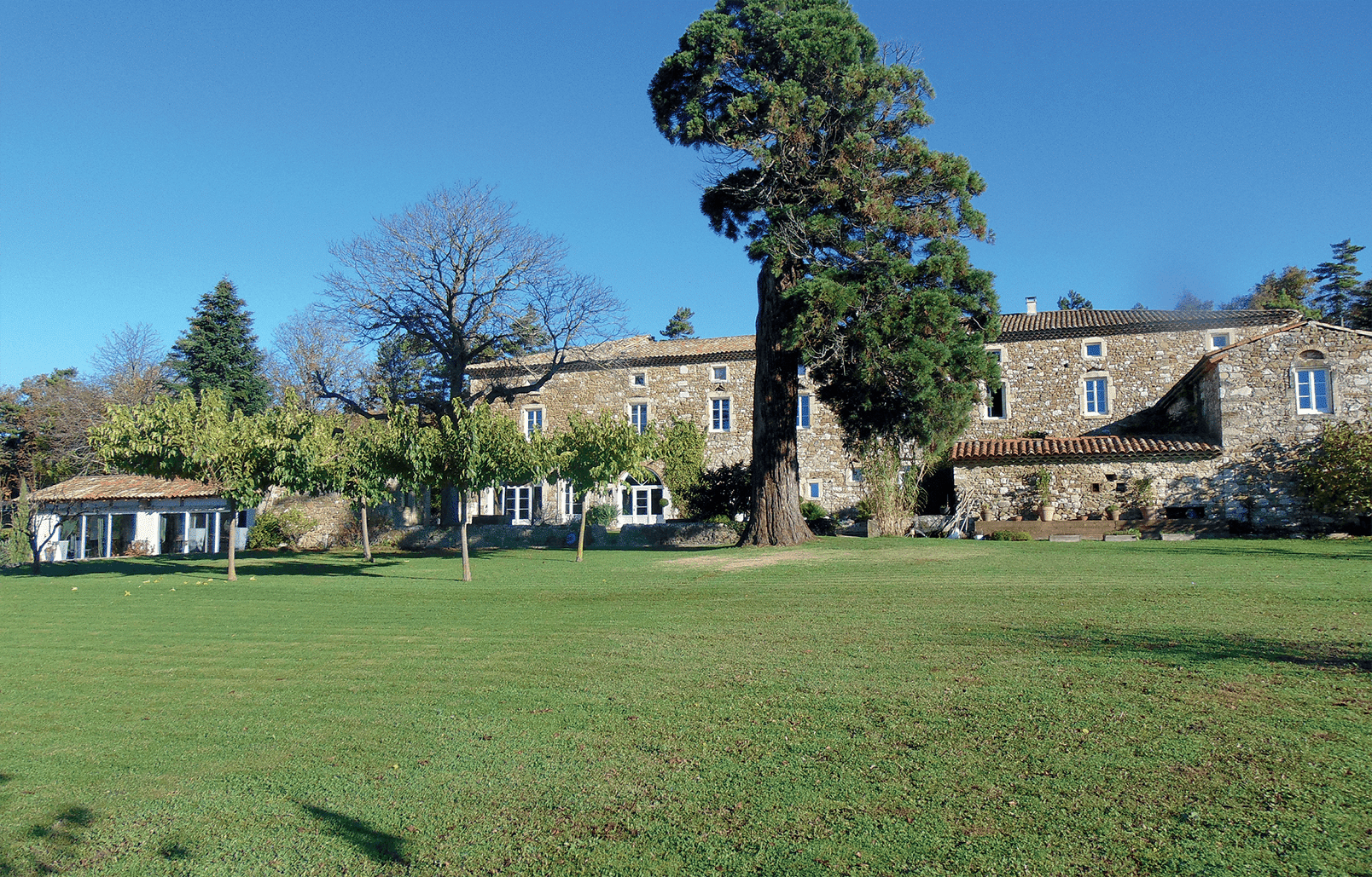 Jardin et Bastide en pierre en pleine campagne pour un événement professionnel au vert et reposant