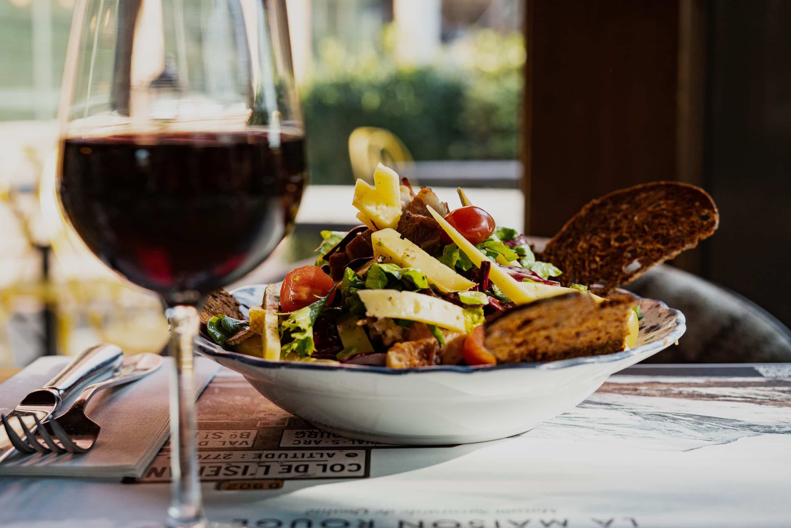 Profitez d'un repas gastronomique lors de votre déjeuner d'affaires à la Maison Rouge.