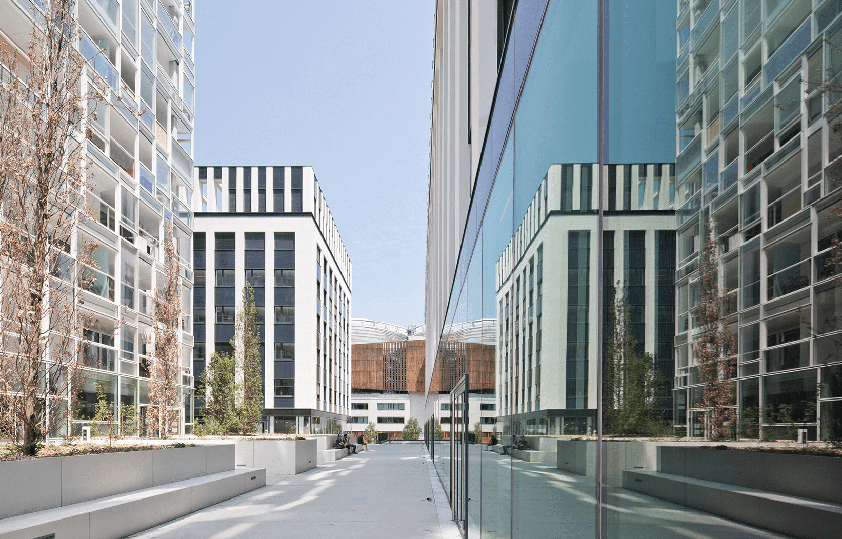 L'équipe de l'espace confluence vous attend dans ce quartier branché et dynamique de Lyon où il fait bon vivre !