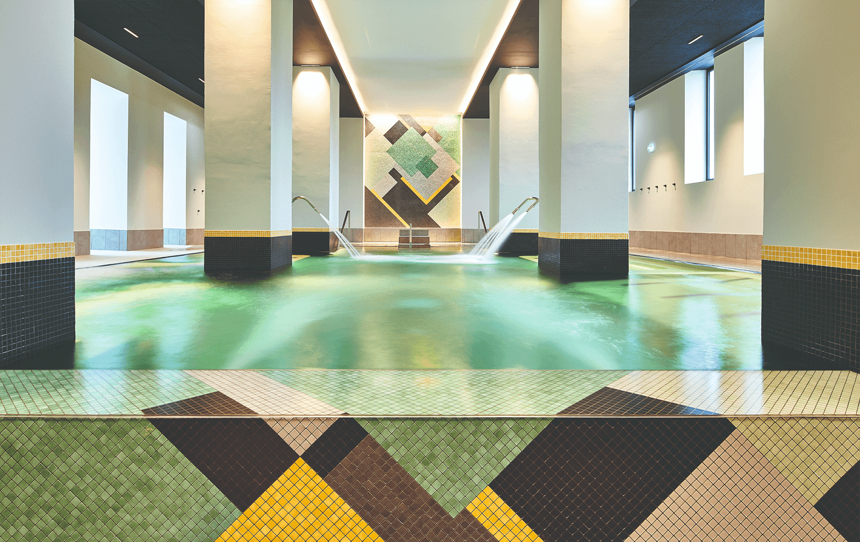 Ce sublime palace Art déco vous propose un moment de détente au spa de l'hôtel lors de vos séminaire d'entreprise