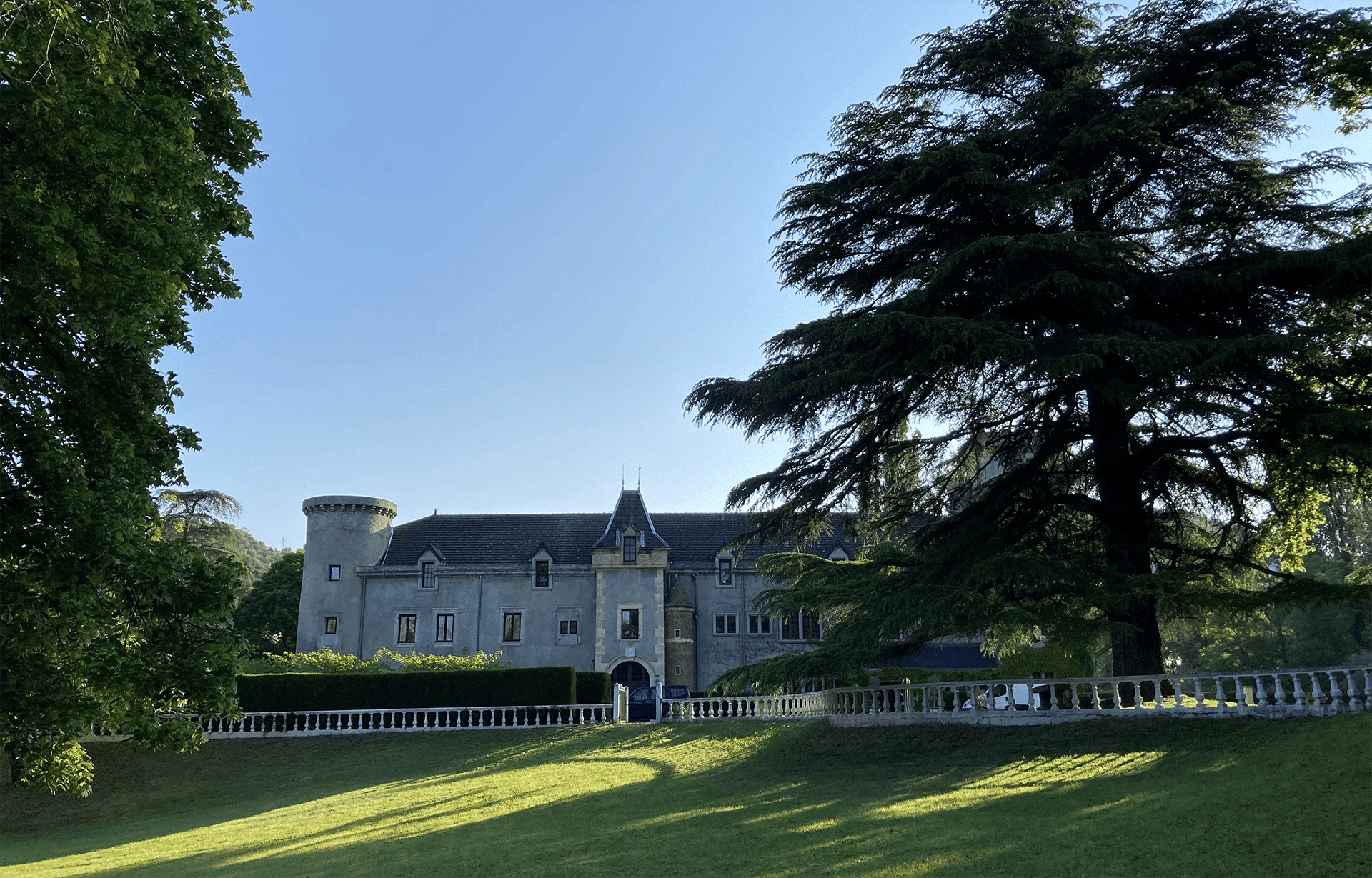 Gastronomie, réception privée ou professionnelle, hébergement, le château de Fontager et son parc de près de 3 hectares est l'endroit adéquat pour rendre vos événements uniques.