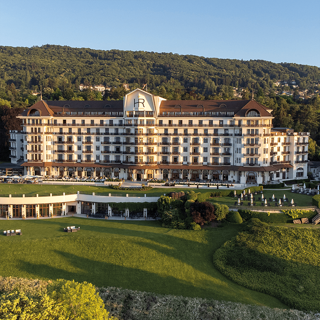 L’équipe dédiée au Sport et à la Culture de L'Hôtel Royal, vous propose diverses activités. De plus, vous bénéficiez de l’offre de l’Evian Resort, qui comprend un Casino, une salle de concert, ainsi qu'un golf avec un parcours.