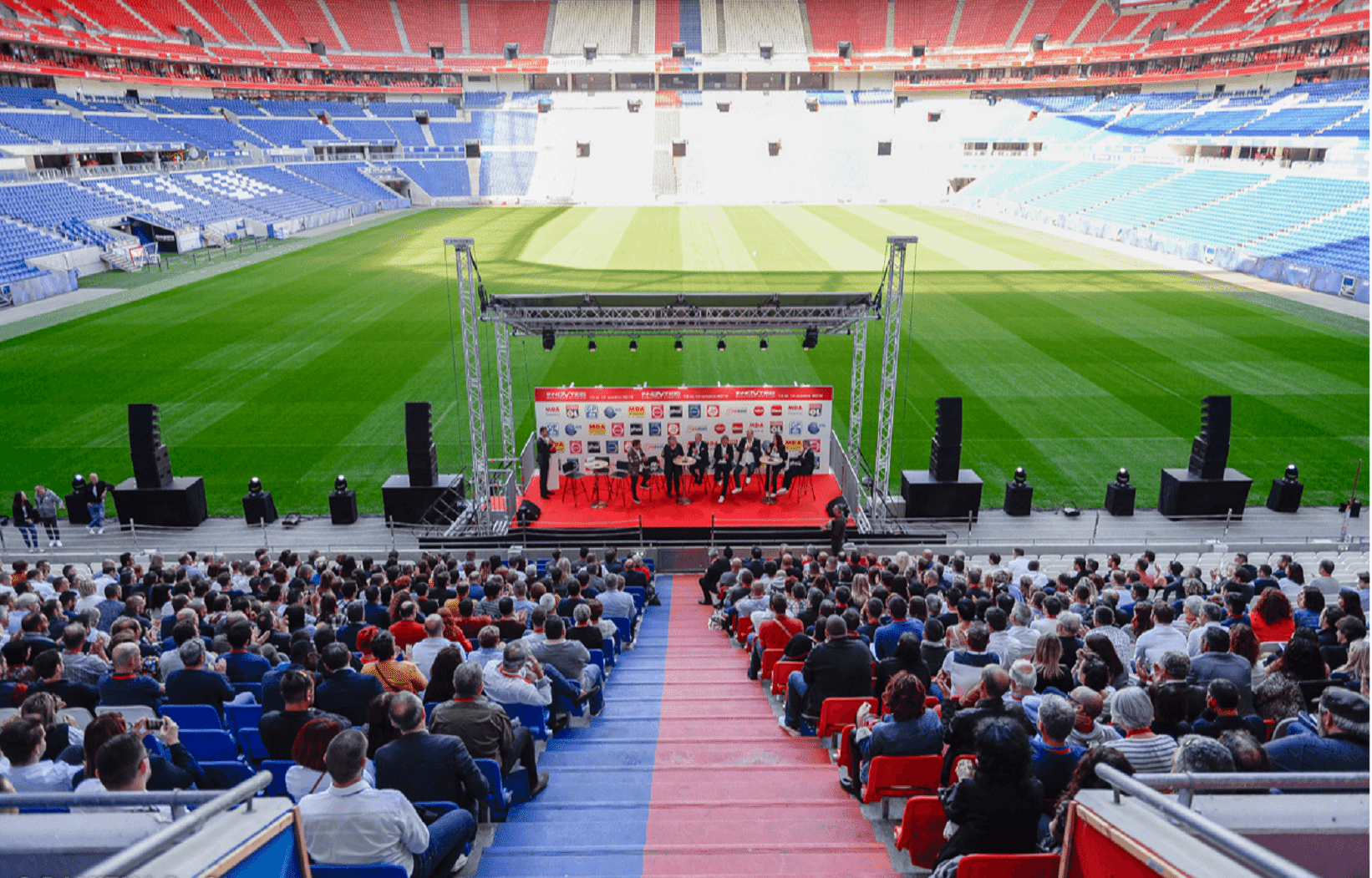 Terrain de foot du Groupama Stadium pour une réunion