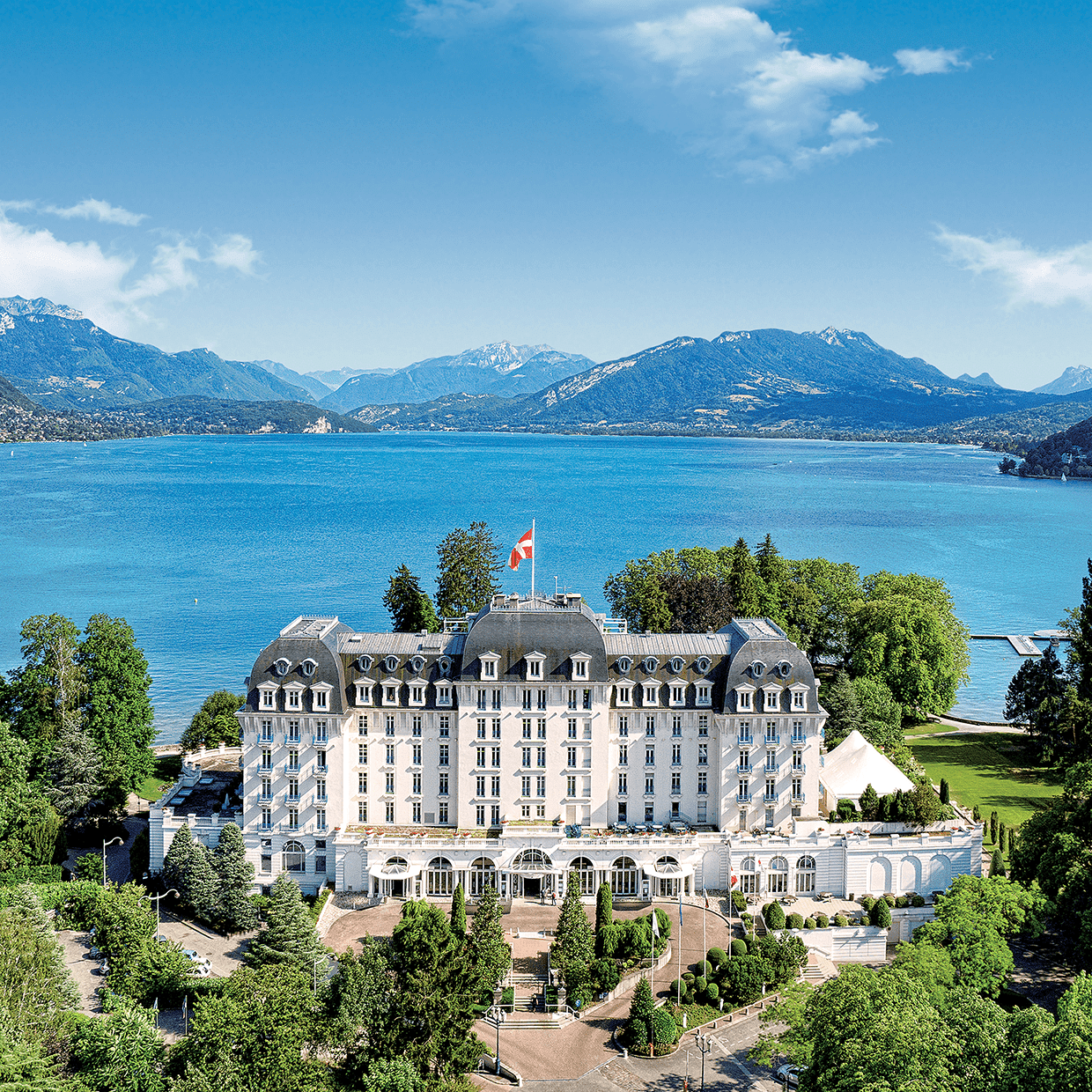 Découvrez l’Impérial Palace avec sa majestueuse façade, un lieu entre lac et montagnes pour vos séminaires d'entreprise