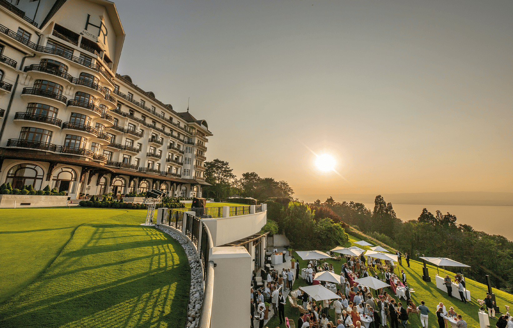 Au sein de l'Hôtel Royal, découvrez la vue spectaculaire sur le lac Léman, ainsi que les terrasses et jardins privatisables.