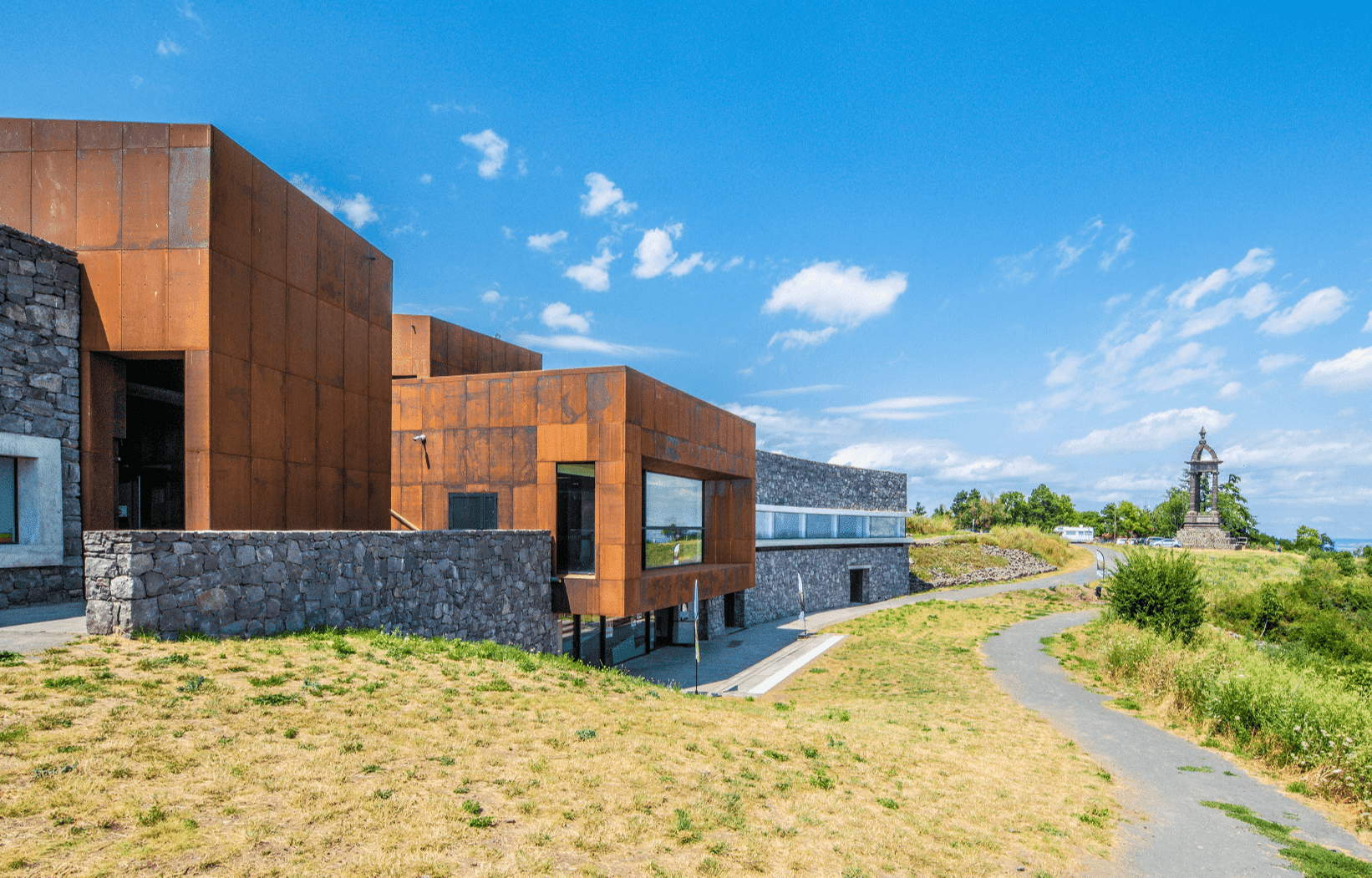 Le musée Archéologique De La Bataille De Gergovie est un lieu épuré et contemporain, offrant une vue à couper le souffle sur les paysages d'Auvergne