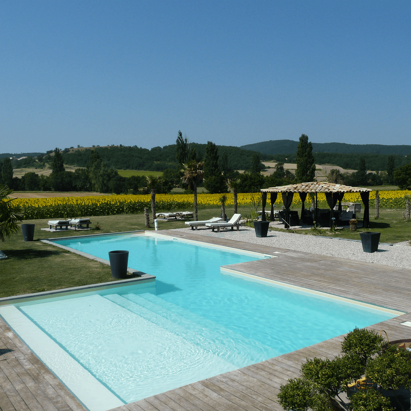 Profitez d'un temps calme au vert et reposez vous au Domaine Le Prieure des Sources avec son espace repos et sa piscine extérieur