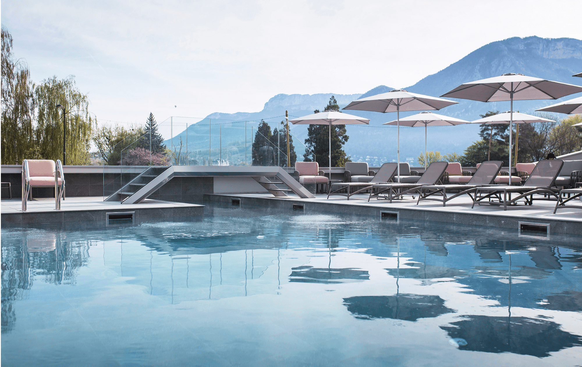 C'est le moment de décompresser et de passer un bon moment entre collègues en profitant du cadre idyllique de l'hôtel et de sa piscine extérieure chauffée