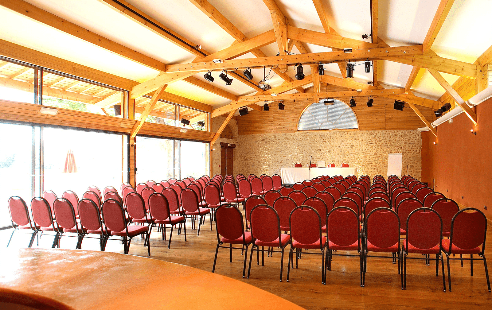 Plusieurs salles modulables entièrement équipées avec matériel de conférence et régie Son & Lumière intégrée,