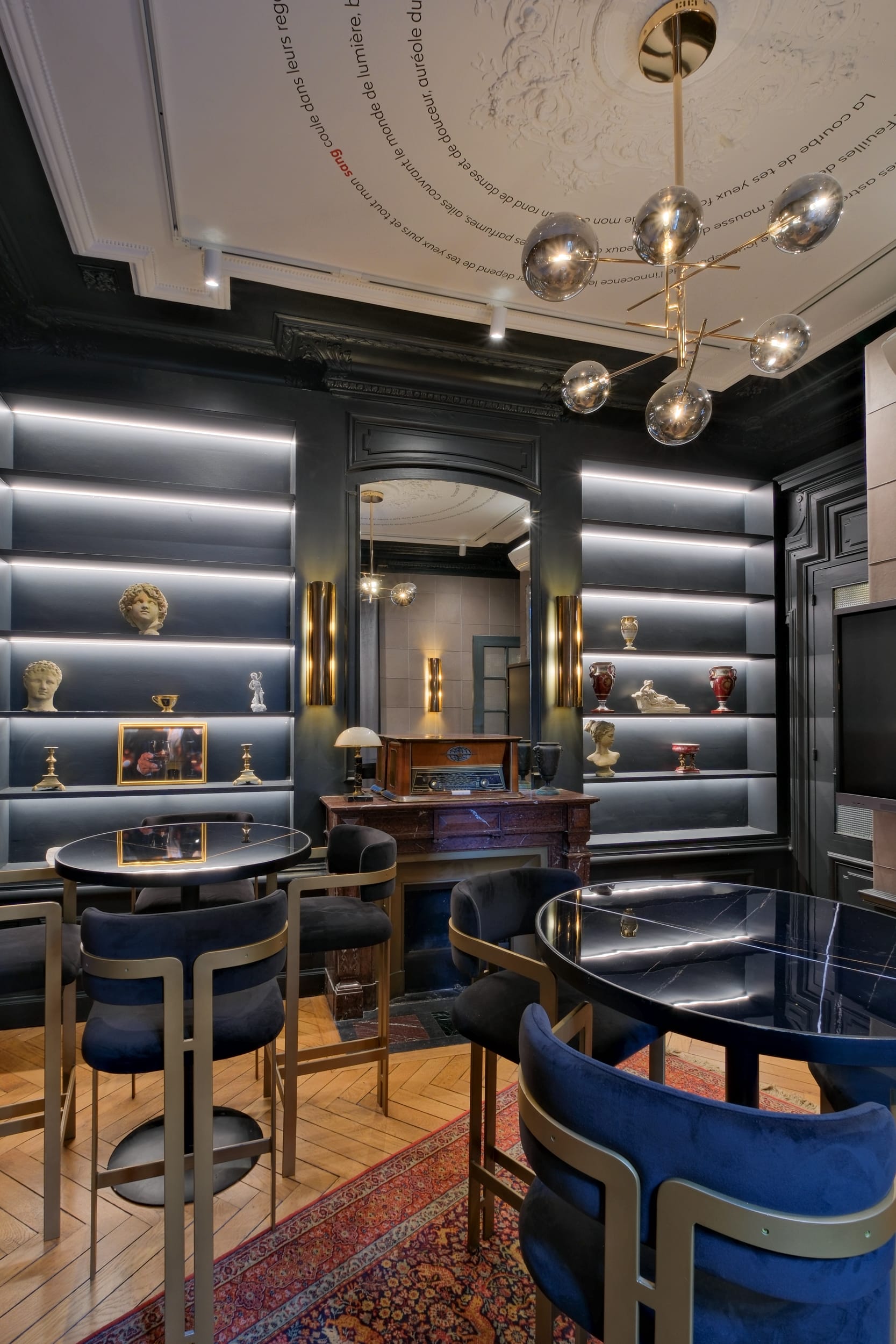 Le salon du bar des Clés de Juliette est situé à Lyon et vous propose une décoration moderne