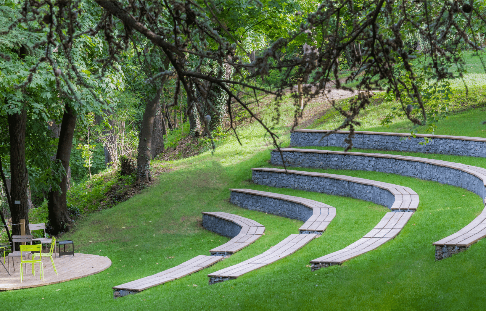 Découvrez le parc de plus de 6 hectares de Valpré et son amphithéâtre extérieur dans un confort professionnel
