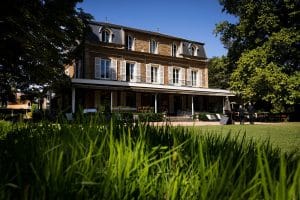 Cette belle maison, entourée d’un parc arboré de 3 hectares, et son restaurant dont le chef est membre des Toques Blanches Lyonnaises, accueille vos séminaires, teambuildings, événements d’affaires et célébrations.