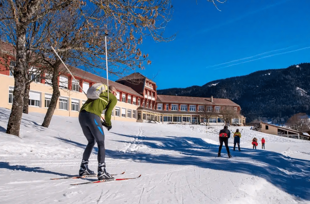 Skieurs devant l’Escandille Village Vacances en hiver
