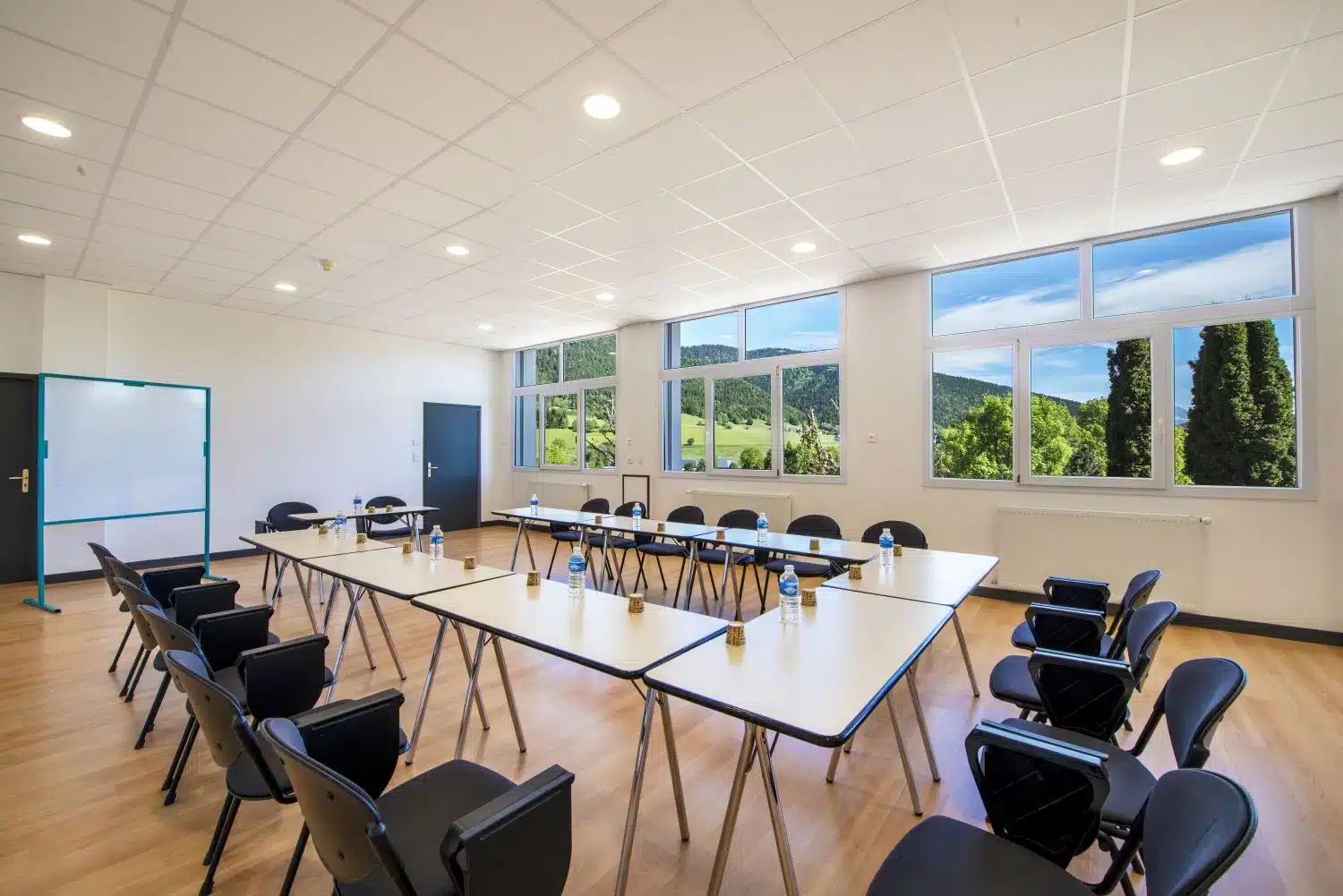 Salle de séminaire lumineuse à l’Escandille Village Vacances