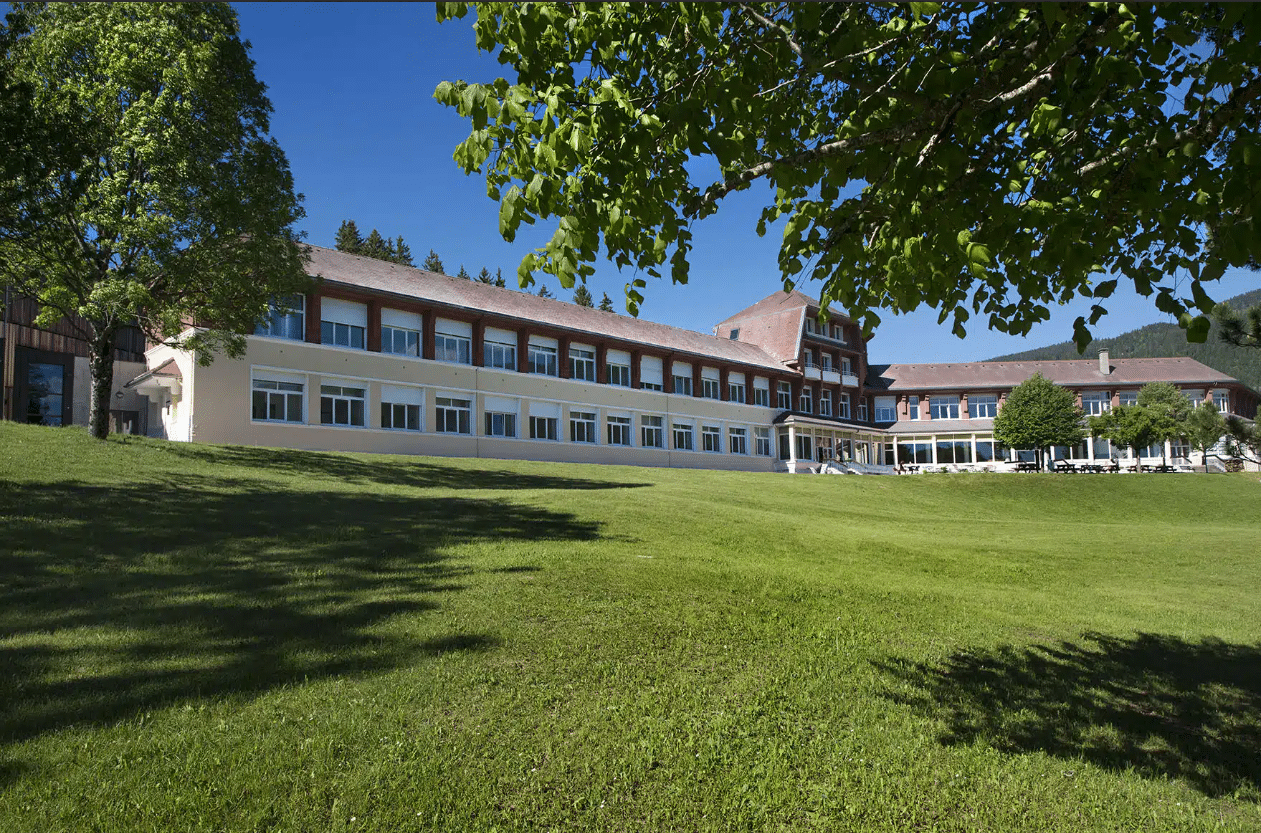 Vue extérieure estivale de l’Escandille Village Vacances