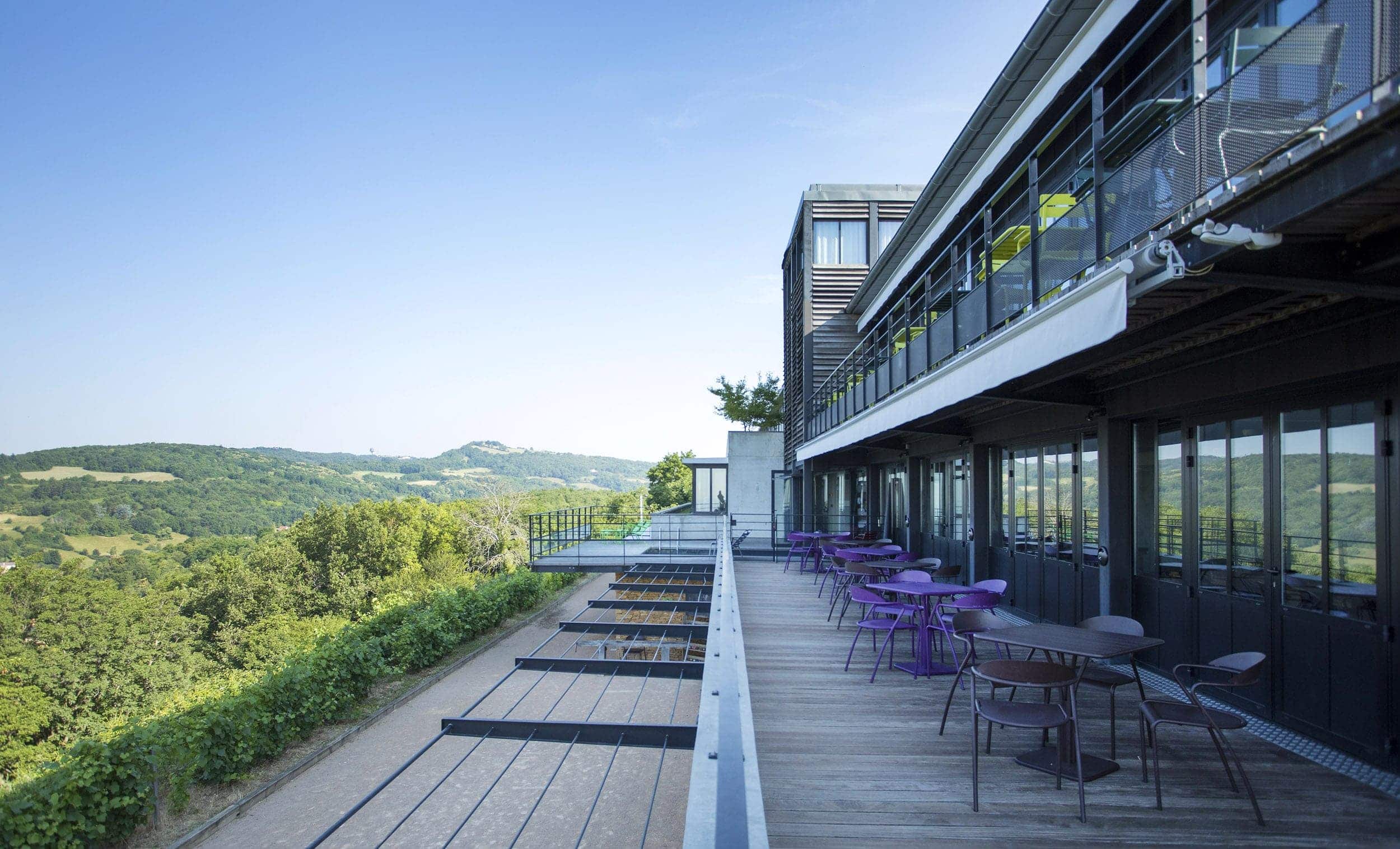 La terrasse de l'hôtel l'Ermitage donne sur la salle atelier